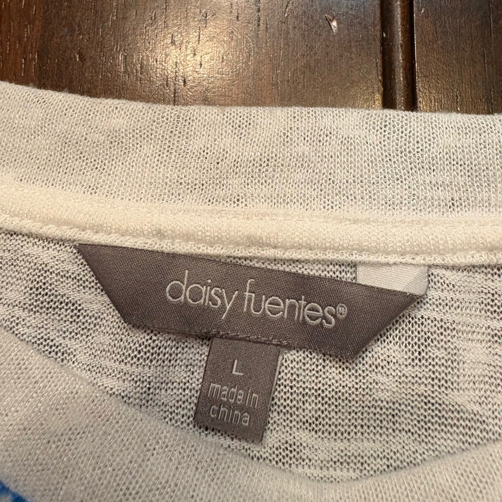 Daisy Fuentes Blue and White Patterned Short Sleeve Top Size L - Picture 2 of 3